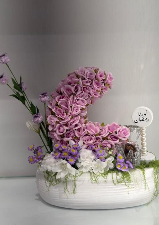 فازات ورد صناعي على شكل هلال